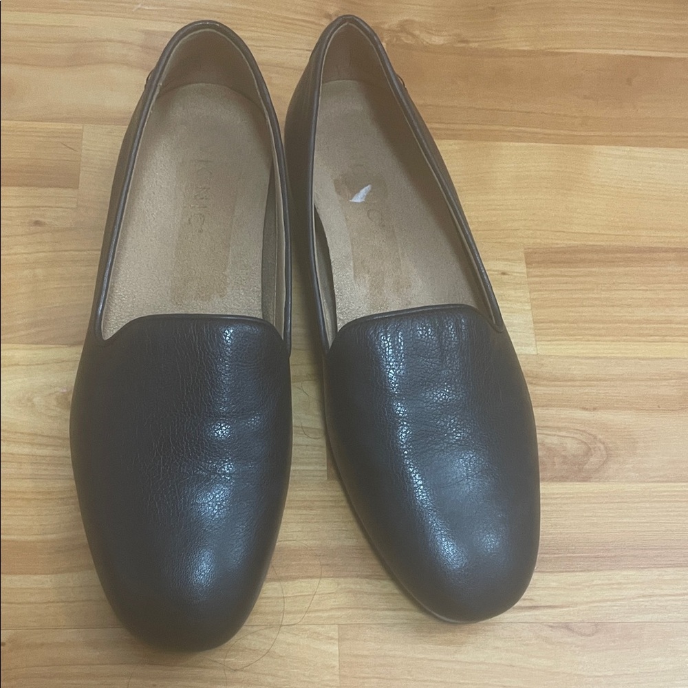 Vionic black Leather Flats